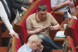 Захоплений грою Добродомов під час засідання та диво-двері посеред стіни у лікарні в Росії. Тренди Мережі