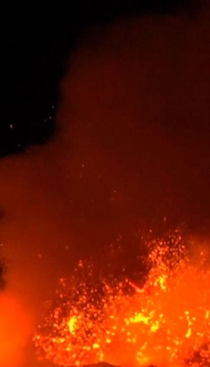 С самого высокого в Европе вулкана активно вытекает лава