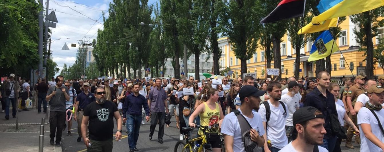 По центру Киева прошел марш за освобождение заложников Кремля
