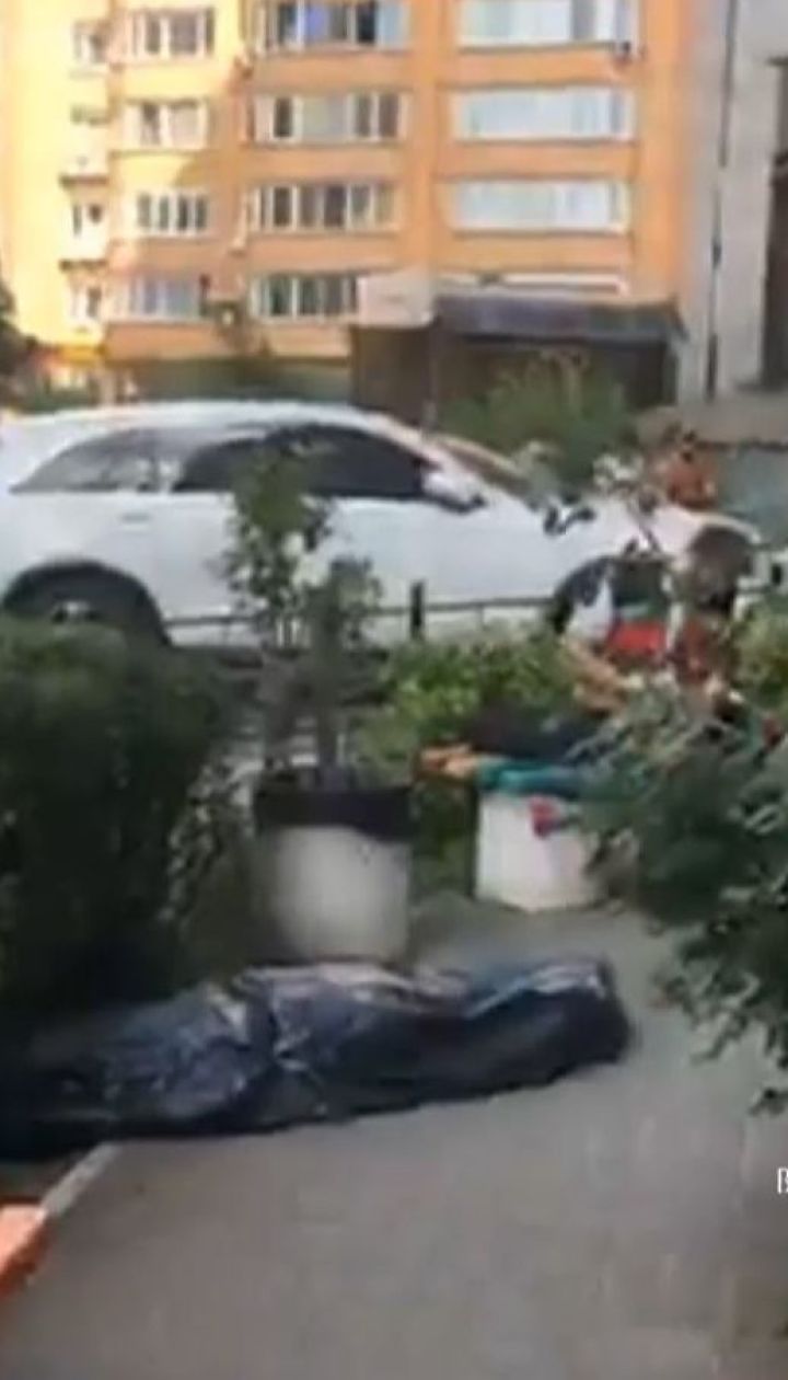 У столиці молода дівчина випала з вікна 21 поверху житлового будинку