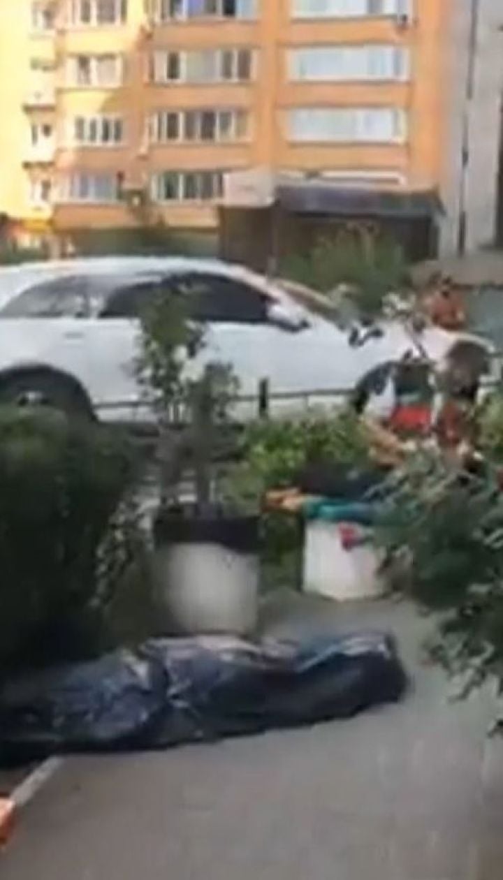 В столице молодая девушка выпала из окна 21 этажа жилого дома