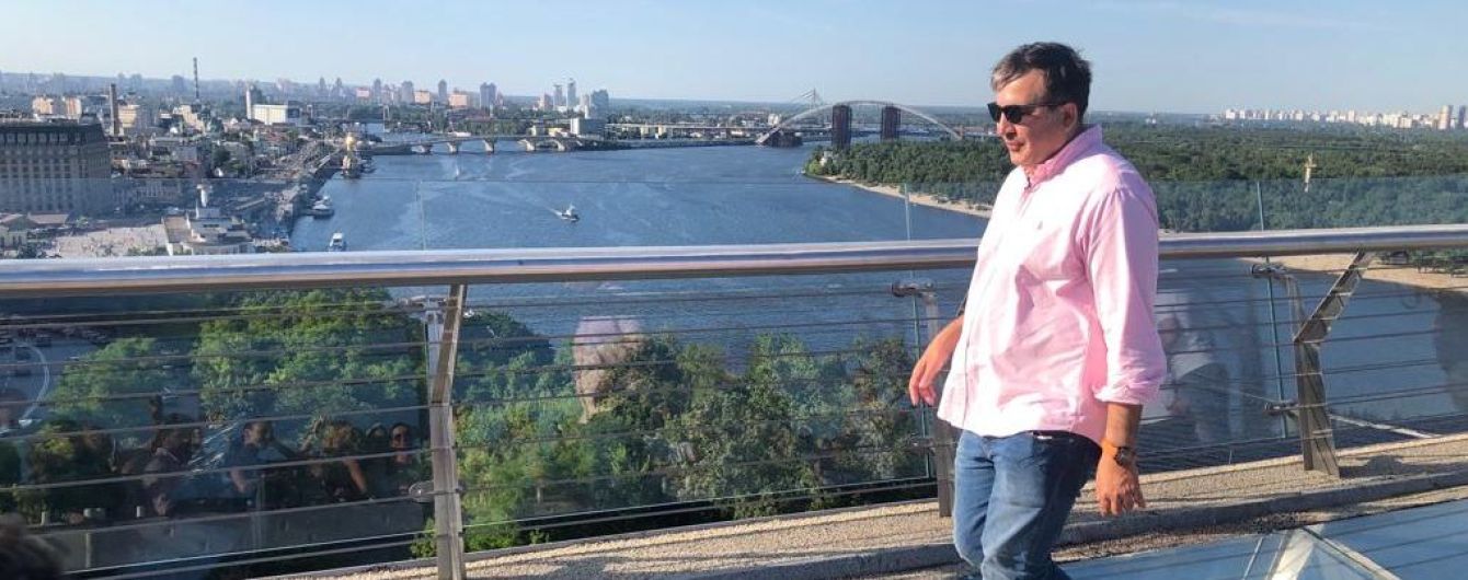 "Ну реально круто". Саакашвілі прогулявся з Кличком новим пішохідним мостом у Києві