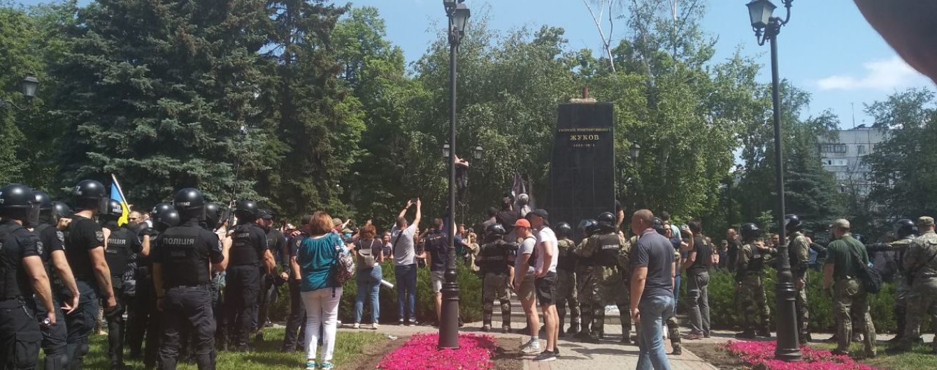 Повалення бюста Жукова та сутички. У Харкові протестували проти партії Кернеса і Труханова