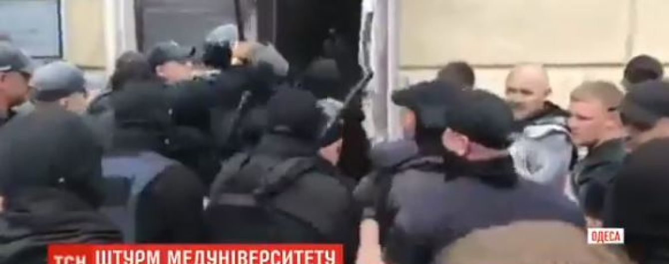 "Война" за пост: массовая стычка произошла в ректорате одесского медуниверситета