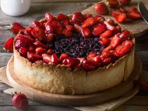 Пирог с клубникой и черникой