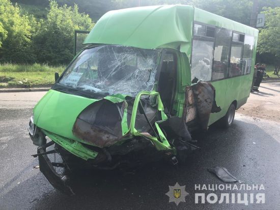 У Харкові мікроавтобус зіткнувся з пасажирською маршруткою, постраждали 15 осіб