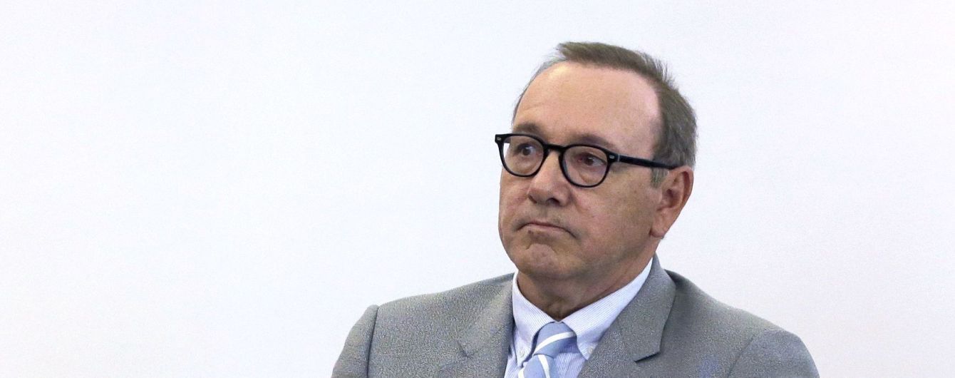Обвиненный в домогательствах Кевин Спейси неожиданно появился в суде