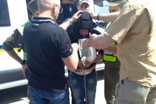Украина выдала Польше жестокого убийцу-насильника - его перевозили в маске, в наручниках и цепях