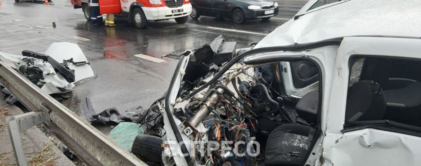 В Киеве такси расплющилось об трактор, есть пострадавшие