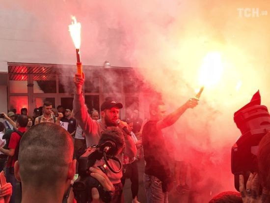 "Безкарність вбиває". Українці вийшли на масові акції протесту до будівель поліції та МВС