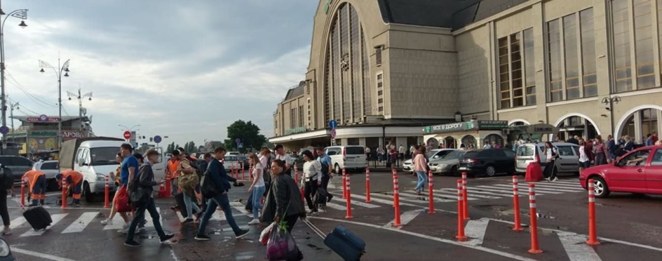 В Киеве таксисты угрожают уничтожить новые делиниаторы возле железнодорожного вокзала