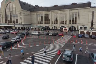 В Киеве возле железнодорожного вокзала установили делиниаторы. Видео
