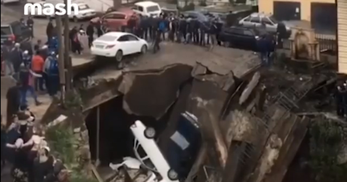 В России самодельный мост с машинами обвалился в горную реку. Видео