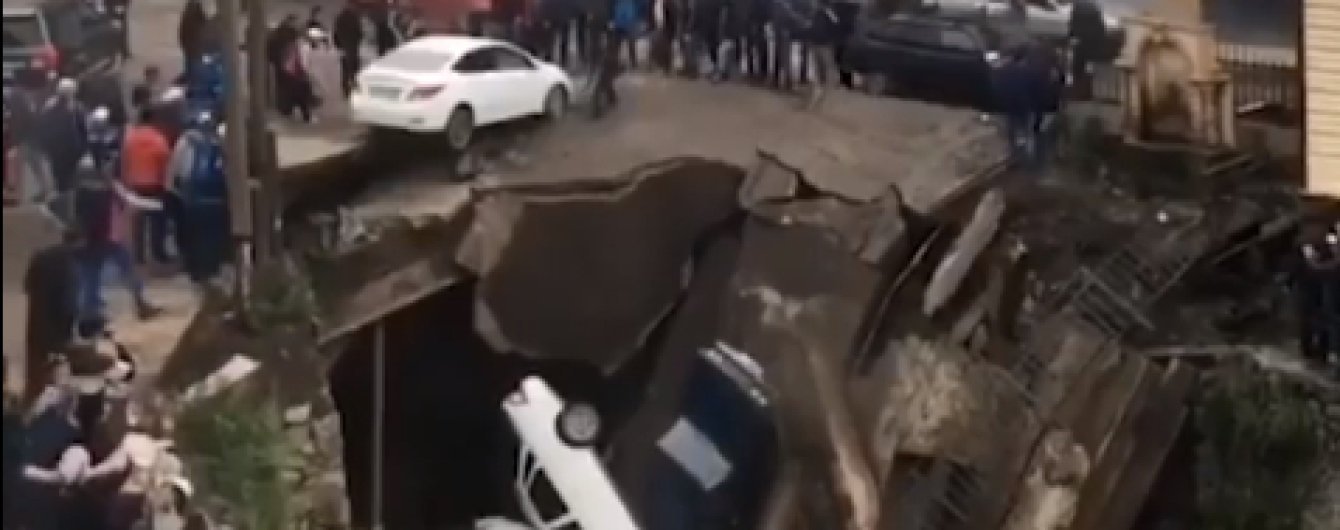 В России самодельный мост с машинами обвалился в горную реку. Видео