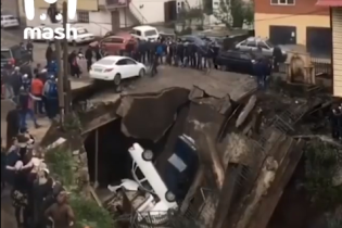 В России самодельный мост с машинами обвалился в горную реку. Видео