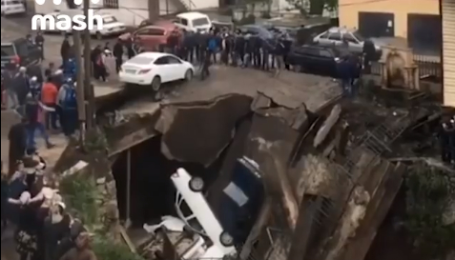 В России самодельный мост с машинами обвалился в горную реку. Видео