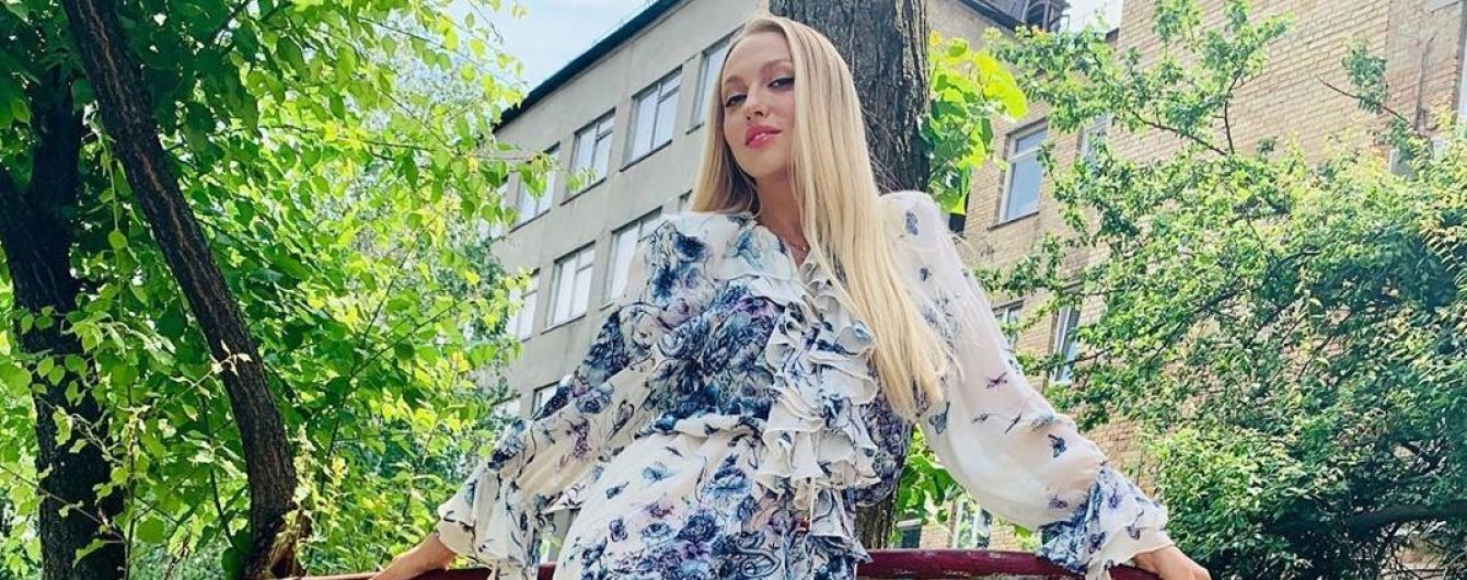 Какая кокетка: Оля Полякова в асимметричном цветочном платье похвасталась стройными ногами