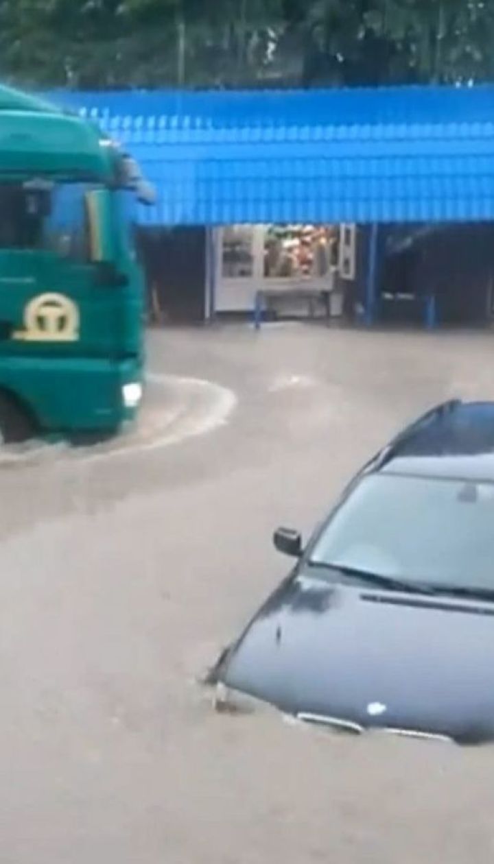 Центральный рынок затопило в Каменце-Подольском: повреждены магазины и авто