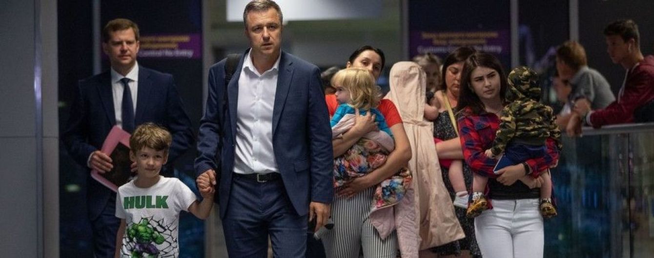 Десять детей украинки, которую арестовали в Грузии, вернулись на родину