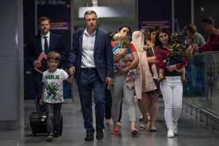 Десять дітей українки, яку заарештували у Грузії, повернулись на батьківщину