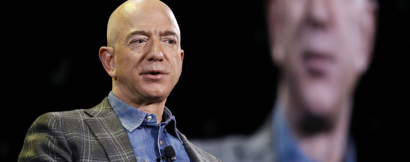 Безос потерял звание самого богатого человека в мире – Forbes