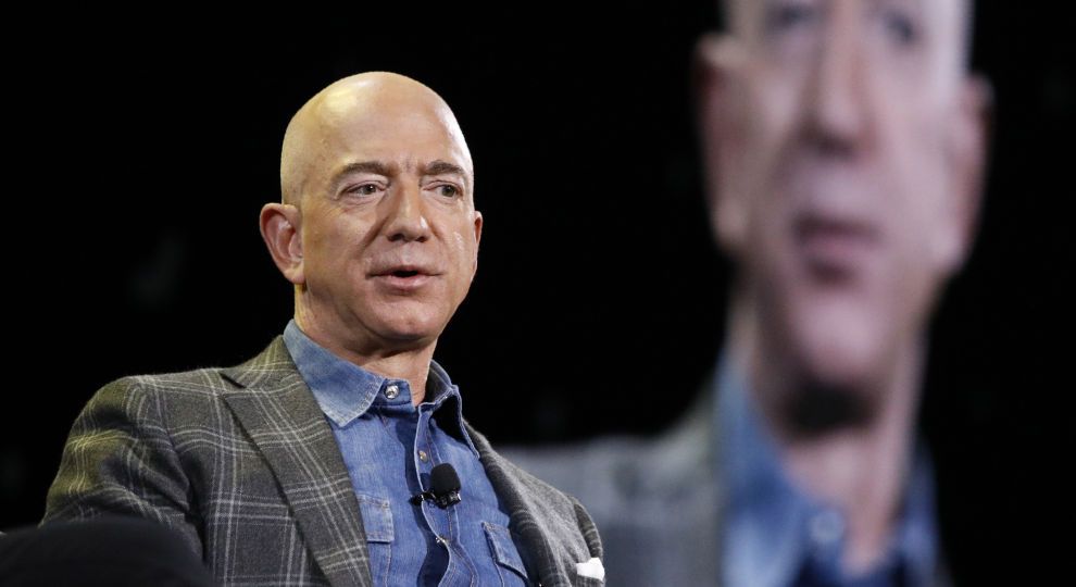 Безос втратив звання найбагатшої людини в світі – Forbes