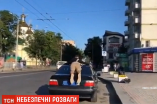 В Ровно разыскивают водителя BMW, который провез пассажира на крыше