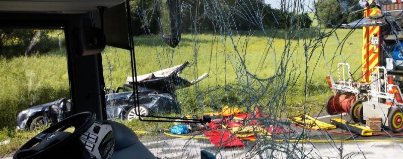 В Германии пожилая пара на легковушке столкнулась с автобусом со школьниками: 23 пострадавших