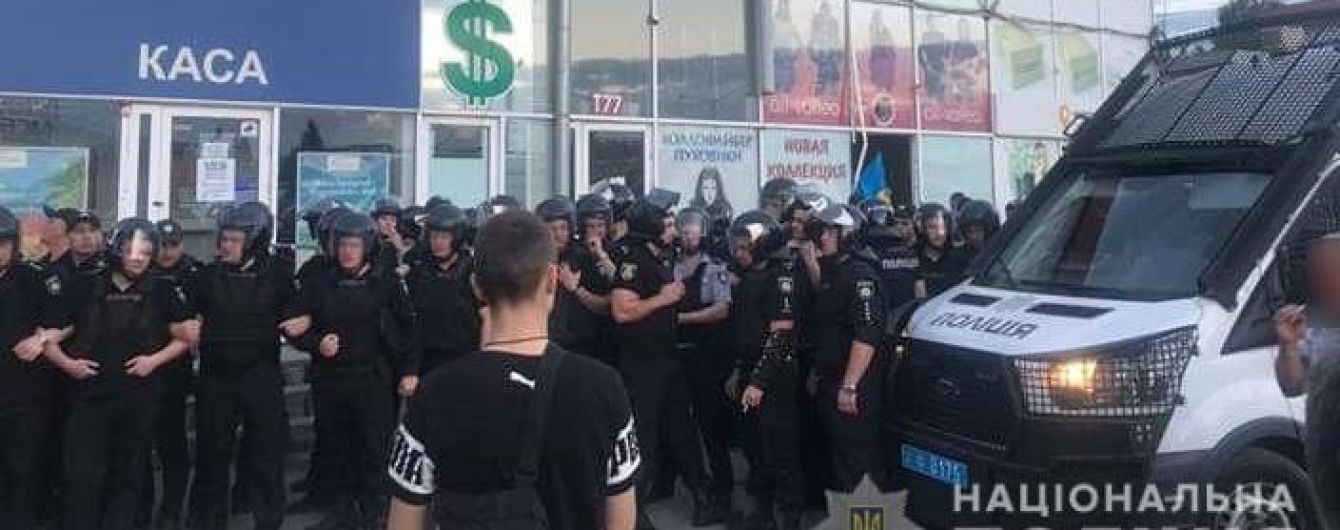 Нацкорпус и ветераны устроили массовую драку в Харькове, пострадали журналисты