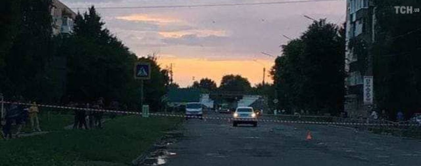 З'явилося відео з камер спостереження, як поліцейський збиває дитину на переході в Конотопі