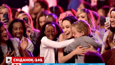 Джоли седьмой стала мамой, Тимберлейк показал своего первенца, а Шакира повела детей на футбол