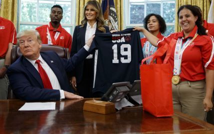 Строго, но со вкусом: эффектный образ Мелании Трамп на встрече со спортсменами