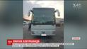 Водитель туристического автобуса пытался ввезти в Украину 400 килограммов контрабандного сыра