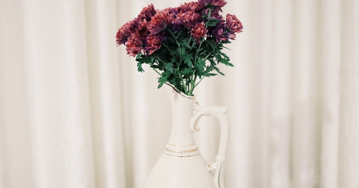 Навіщо класти монетку у воду з квітами