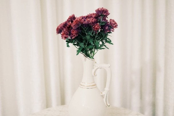 Навіщо класти монету у вазу з квітами: несподіваний лайфгак, що продовжує свіжість букета на тижні