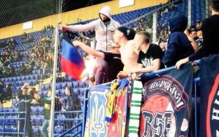 Фанаты "Шахтера" сожгли флаг "ДНР" на матче в Харькове