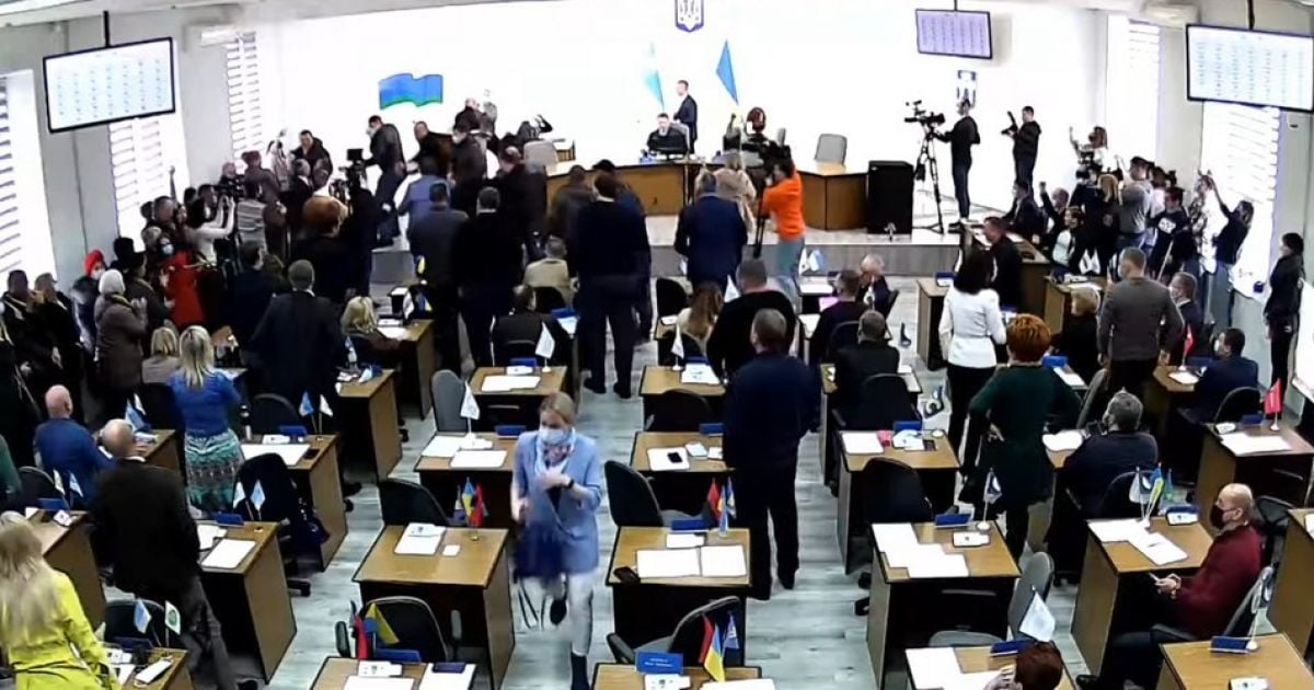 В Ровно до крови подрались депутаты горсовета (видео)
