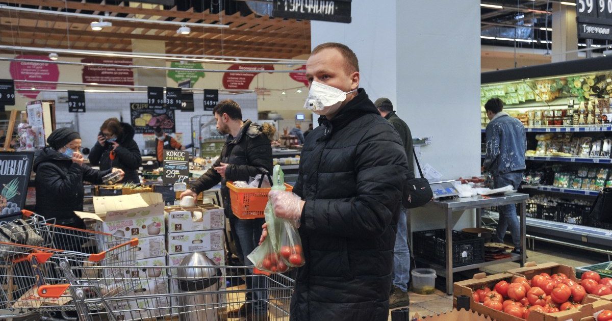 Чи можна підчепити коронавірус у супермаркеті і як: лікарка-епідеміологиня дала відповідь
