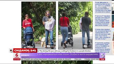 Папараці сфотографували Бредлі Купер та Ірину Шейк під час прогулянки з дитиною