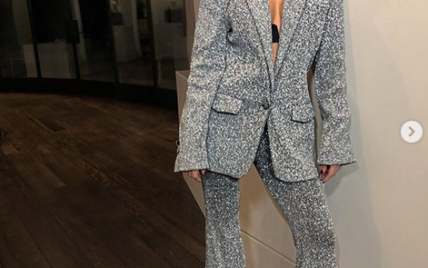У блискучому штанному костюмі: Кортні Кардашян продемонструвала стильний лук