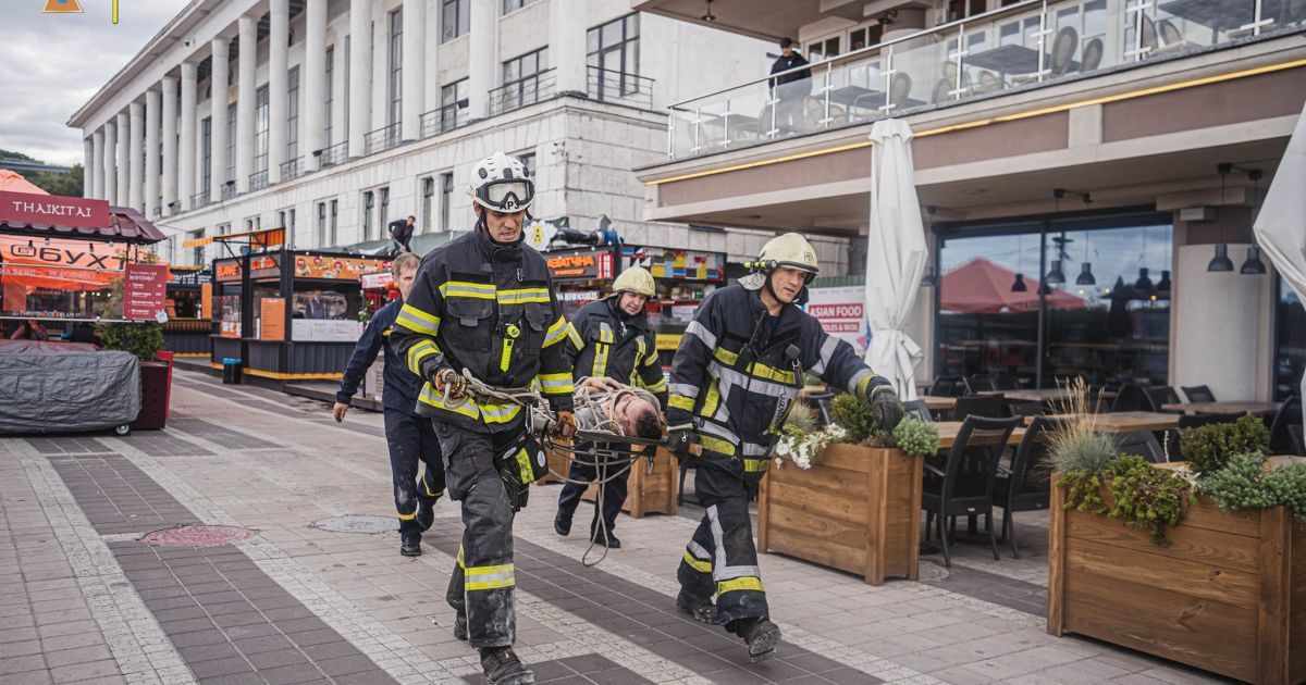 У Києві на будівництві чоловік впав з висоти 4 метрів у підвал