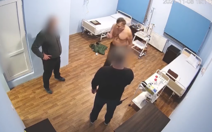 З'явилося відео, як напівоголенего Саакашвілі силою доставляли до в'язничної палати лікарні