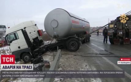 Відновленню руху після аварії з цистерною на трасі Київ-Чоп заважає негода
