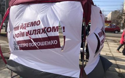 В Мариуполе неизвестные с ножом напали на палатки агитаторов Порошенко