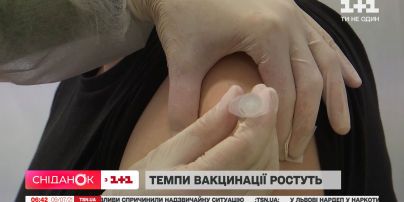 В Україні розпочалась активна вакцинація: невже люди почали довіряти вакцині