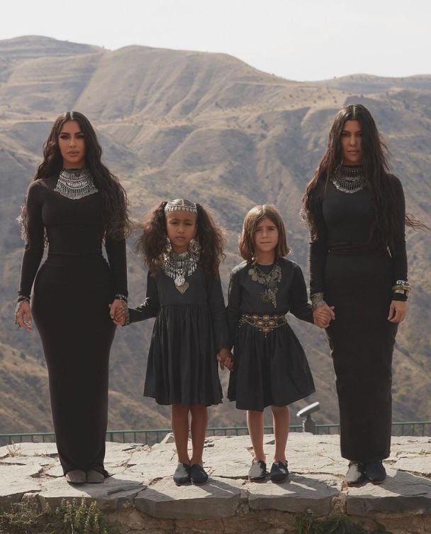 Кім Кардашян з сестрою Кортні та дітьми / © instagram.com/kimkardashian