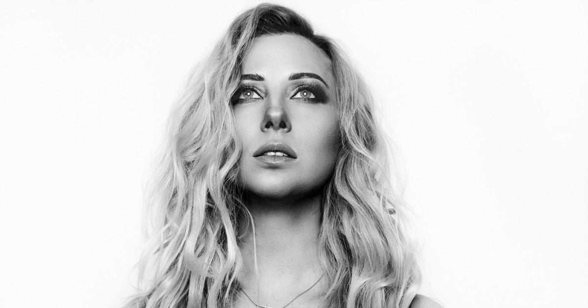 Сексапильная Тоня Матвиенко очаровала образом в черно-белой фотосессии