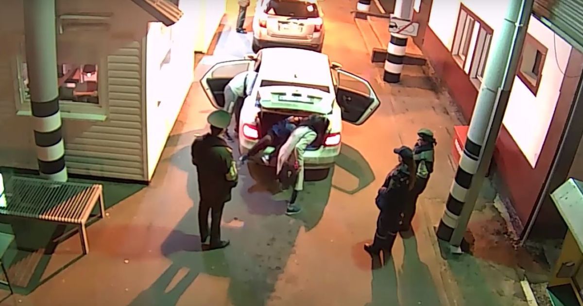 В Беларуси задержали россиян, которые пытались провезти через границу украинку в багажнике