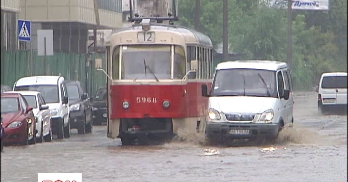Ливень в Киеве подтопил дороги