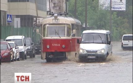 Рясна злива частково паралізувала рух громадського транспорту у Києві